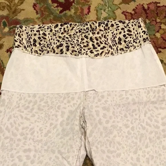 ZAC & RACHEL CHEETAH PRINT CAPRI PANTS WITH TUMMY-SLIMMING MESH PANEL. - Picture 7 of 10